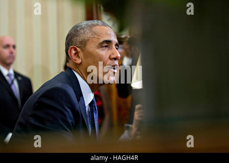 Washington, DC, USA. 30. November 2016. US-Präsident Barack Obama spricht, wie er mit 2016-amerikanischen Nobelpreisträger im Oval Office des weißen Hauses in Washington, DC, USA, am Mittwoch, 30. November 2016 trifft. Jährliche Preise für Leistungen in Physik, Chemie, Medizin, Frieden und Literatur entstanden in dem Willen von Alfred Nobel, der schwedische Erfinder des Dynamits, der im Jahr 1896 starb. Bildnachweis: Andrew Harrer/Pool über CNP - NO-Draht-SERVICE - Foto: Andrew Harrier/Consolidated/Dpa/Alamy Live News Stockfoto