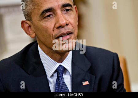 Washington, DC, USA. 30. November 2016. US-Präsident Barack Obama spricht, wie er mit 2016-amerikanischen Nobelpreisträger im Oval Office des weißen Hauses in Washington, DC, USA, am Mittwoch, 30. November 2016 trifft. Jährliche Preise für Leistungen in Physik, Chemie, Medizin, Frieden und Literatur entstanden in dem Willen von Alfred Nobel, der schwedische Erfinder des Dynamits, der im Jahr 1896 starb. Bildnachweis: Andrew Harrer/Pool über CNP - NO-Draht-SERVICE - Foto: Andrew Harrier/Consolidated/Dpa/Alamy Live News Stockfoto