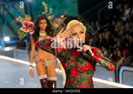 Paris, Frankreich. 30. November 2016. Lady Gaga führt während der Victoria·s Secret Fashion Show im Grand Palais in Paris, Frankreich, am 30. November 2016. Redaktion verwenden nur - Nein-Draht-SERVICE - Foto: Hubert Boesl/Dpa/Alamy Live News Stockfoto