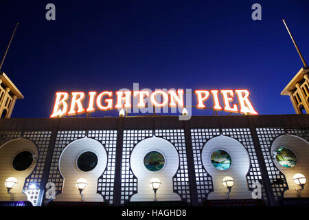 Brighton. East Sussex, UK. 30. November 2016. Leuchtreklame für Brighton Pier in Brighton, East Sussex, UK, Mittwoch, 30. November 2016. Brighton Pier Group PLC, die im April dieses Jahres von Pizza Express Unternehmer Luke Johnson für £18million gekauft wurde, hält seine Jahreshauptversammlung heute, 1. Dezember. Bildnachweis: Luke MacGregor/Alamy Live-Nachrichten Stockfoto