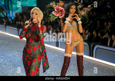 Paris, Frankreich. 30. November 2016. Lady Gaga führt während der Victoria·s Secret Fashion Show im Grand Palais in Paris, Frankreich, am 30. November 2016. Redaktion verwenden nur - Nein-Draht-SERVICE - Foto: Hubert Boesl/Dpa/Alamy Live News Stockfoto