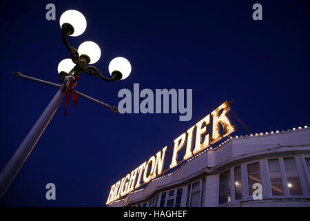 Brighton. East Sussex, UK. 30. November 2016. Leuchtreklame für Brighton Pier in Brighton, East Sussex, UK, Mittwoch, 30. November 2016. Brighton Pier Group PLC, die im April dieses Jahres von Pizza Express Unternehmer Luke Johnson für £18million gekauft wurde, hält seine Jahreshauptversammlung heute, 1. Dezember. Bildnachweis: Luke MacGregor/Alamy Live-Nachrichten Stockfoto