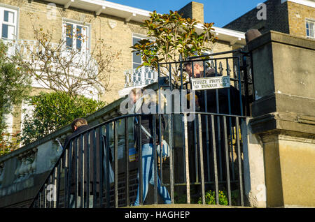 London, UK, 1. Dezember 2016. Liberal Democrats Unterstützer der Kampagne trail am Tag von der Richmond Park UK parlamentarischen Nachwahl eine wohlhabende Gegend.  Es wurde nach dem Rücktritt von der konservativen Abgeordneten Zac Goldsmith am 25. Oktober 2016 über den Vorschlag der Regierung für eine dritte Startbahn am nahe gelegenen Heathrow Flughafen ausgelöst. Bildnachweis: JOHNNY ARMSTEAD/Alamy Live-Nachrichten Stockfoto