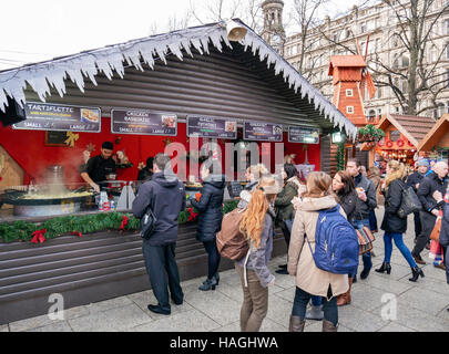 Belfast, Nordirland, Vereinigtes Königreich, 1. Dezember 2016. Der Weihnachtsmarkt auf dem Gelände des Rathauses zur Mittagszeit. Bildnachweis: J Orr/Alamy Live-Nachrichten Stockfoto