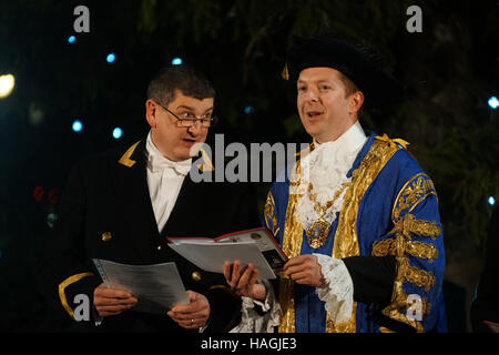 London, UK. 1. Dezember 2016. Stadtrat Steve Summers, Oberbürgermeister von Westminster besucht The Christmas Tree auf dem Trafalgar Square beleuchtet wird, nach der jährlichen Lichter in London, 1. Dezember 2016 einschalten. Der Baum hat ein Geschenk aus dem Volk von Norwegen als Anerkennung für die Unterstützung Großbritanniens während des zweiten Weltkriegs, London, UK seit 1947. Bildnachweis: Siehe Li/Alamy Live News Stockfoto