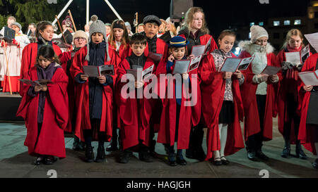 London, UK.  1. Dezember 2016. Der Chor der St. Martins-in-the-Fields, Kinder Voices Choir singen Weihnachtslieder als ein 22-Meter hohen Norwegische Fichte, eingerichtet im traditionellen norwegischen Stil mit vertikalen Saiten der Lichter (rund 770 energieeffiziente Leuchtmittel) leuchtet am Trafalgar Square.  Der Baum ist der Stadt Oslo traditionelle Weihnachtsgeschenk an London als Zeichen des Dankes für die britische Unterstützung während des zweiten Weltkriegs. Bildnachweis: Stephen Chung / Alamy Live News Stockfoto