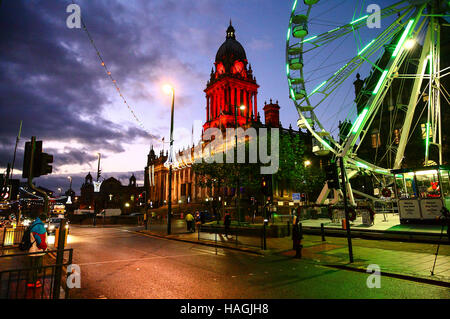 Leeds, UK. 1. Dezember 2016. Am 1. Dezember, Leeds zu den in die festliche Stimmung mit dem Leeds Riesenrad beleuchtet sowie traditionelle Weihnachtsbeleuchtung und das Rathaus im Hintergrund, das Rad ist fast 60 Meter hoch und verfügt über einen 360 Grad Blick über die Stadt. Aufgenommen am 1. Dezember 2016 in Leeds. Bildnachweis: Andrew Gardner/Alamy Live-Nachrichten Stockfoto