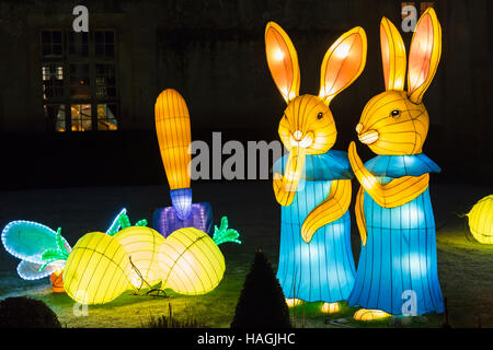 Longleat, Warminster, Wiltshire, UK. 1. Dezember 2016. Weihnachten Fest des Lichts in Longleat zum 50-jährigen Jubiläum der Safari Park mit dem Thema der Beatrix Potter feiern. Menschenmassen strömen die Lichter auf der bitteren Kälte am Abend zu sehen. Hase Kaninchen im Garten Credit: Carolyn Jenkins/Alamy leben Nachrichten Stockfoto