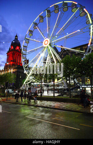 Leeds, UK. 1. Dezember 2016. Am 1. Dezember, Leeds zu den in die festliche Stimmung mit dem Leeds Riesenrad beleuchtet sowie traditionelle Weihnachtsbeleuchtung und das Rathaus im Hintergrund, das Rad ist fast 60 Meter hoch und verfügt über einen 360 Grad Blick über die Stadt. Aufgenommen am 1. Dezember 2016 in Leeds. Bildnachweis: Andrew Gardner/Alamy Live-Nachrichten Stockfoto