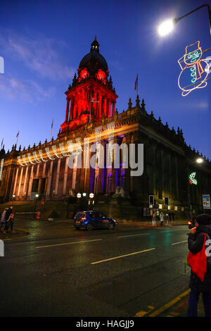 Leeds, UK. 1. Dezember 2016. Am 1. Dezember, Leeds zu den in die festliche Stimmung mit dem Rathaus zusammen mit traditionellen Weihnachts-Lampen beleuchtet. Aufgenommen am 1. Dezember 2016 in Leeds. Bildnachweis: Andrew Gardner/Alamy Live-Nachrichten Stockfoto