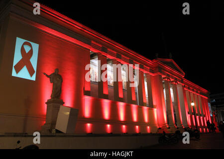 Athen, Griechenland. 1. Dezember 2016. Ein Gebäude der Universität von Athen ist mit roten Lichtern anlässlich des Welt-AIDS-Tag in Athen, Griechenland, 1. Dezember 2016 beleuchtet. Insgesamt 453 neue Fälle von HIV, das Virus, das AIDS verursacht wurden aufgenommen von Anfang 2016 bis Oktober in Griechenland, nach griechischen Gesundheitsbehörden. Es ist die niedrigste Zahl in den vergangenen fünf Jahren. Bildnachweis: Marios Lolos/Xinhua/Alamy Live-Nachrichten Stockfoto