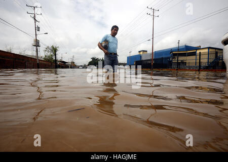 Valencia in Carabobo, Venezuela. 1. Dezember 2016. Heftige Regenfälle verursachten Überschwemmungen in fünf Gemeinden des Bundesstaat Carabobo. © Juan Carlos Hernandez/ZUMA Draht/Alamy Live-Nachrichten