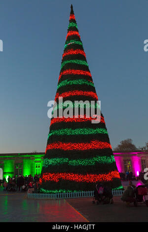 Longleat, Warminster, Wiltshire, UK. 1. Dezember 2016. Christmas Festival of Light in Longleat Safari-Park 50. Jubiläums mit dem Thema der Beatrix Potter. Massen strömen, um an einem bitter kalten Abend das nächtliche Lichtermeer. Die Weihnachtsbaum Änderungen Farbe wie eine Geschichte erzählt. Bildnachweis: Carolyn Jenkins/Alamy Live-Nachrichten Stockfoto