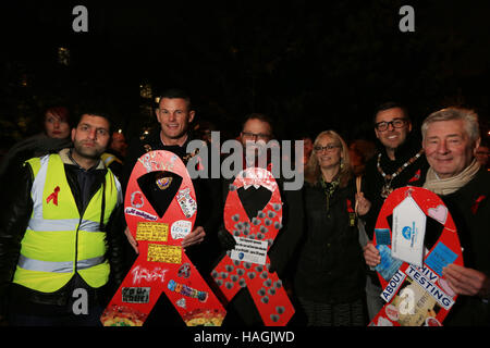 Herr Bürgermeister Councilor Carl Austin-Behan und Kriminalität Kommissar Tony Lloyd hält Bänder am Welt-Aids-Tag, Sackville Gärten, Gay Village, Manchester, UK, 1. Dezember 2016 (C) Barbara Koch/Alamy Live News Stockfoto