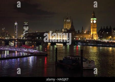 Westminster London UK. 1. Dezember 2016. Die Lichter von den Houses of Parliament spiegelt sich in der Themse. Stockfoto