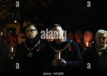 Herr Bürgermeister Councilor Carl Austin-Behan und seinem Ehemann Simon Austin-Behan-Teilnahme an einer Mahnwache am Welt-Aids-Tag, Sackville Gärten, Gay Village, Manchester, UK, 1. Dezember 2016 (C) Barbara Koch/Alamy Live News Stockfoto