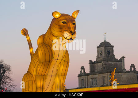 Longleat, Warminster, Wiltshire, UK. 1. Dezember 2016. Weihnachten Fest des Lichts in Longleat zum 50-jährigen Jubiläum der Safari Park mit dem Thema der Beatrix Potter feiern. Menschenmassen strömen die Lichter auf der bitteren Kälte am Abend zu sehen. beleuchtete Löwe in der Abenddämmerung. Credit: Carolyn Jenkins/Alamy leben Nachrichten Stockfoto