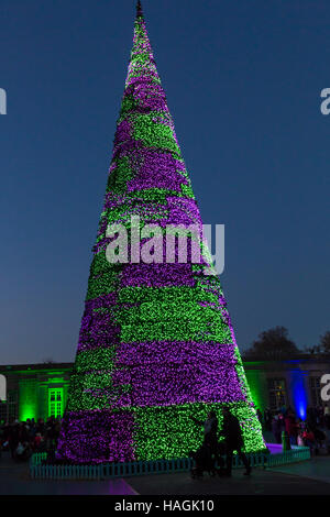 Longleat, Warminster, Wiltshire, UK. 1. Dezember 2016. Christmas Festival of Light in Longleat Safari-Park 50. Jubiläums mit dem Thema der Beatrix Potter. Massen strömen, um an einem bitter kalten Abend das nächtliche Lichtermeer. Die Weihnachtsbaum Änderungen Farbe wie eine Geschichte erzählt. Bildnachweis: Carolyn Jenkins/Alamy Live-Nachrichten Stockfoto