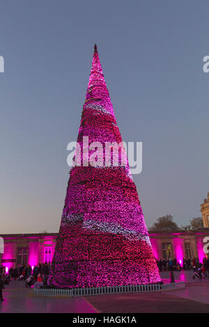 Longleat, Warminster, Wiltshire, UK. 1. Dezember 2016. Christmas Festival of Light in Longleat Safari-Park 50. Jubiläums mit dem Thema der Beatrix Potter. Massen strömen, um an einem bitter kalten Abend das nächtliche Lichtermeer. Die Weihnachtsbaum Änderungen Farbe wie eine Geschichte erzählt. Bildnachweis: Carolyn Jenkins/Alamy Live-Nachrichten Stockfoto