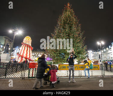 Glasgow, Scotland, UK - 1. Dezember 2016: UK Wetter - einen trockenen und milden 1. Tag des Monats Dezember in Glasgow wurde von Familien besuchen die Dekorationen und Attraktionen am George Square Christmas Market Credit genossen: Kay Roxby/Alamy Live News Stockfoto