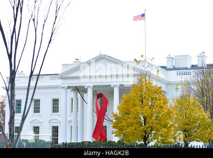 Washington, DC, USA. 1. Dezember 2016. Eine rote Schleife ist gesehen hängen auf dem nördlichen Portikus des weißen Hauses zu den Welt-AIDS-Tag in Washington, D.C., Hauptstadt der Vereinigten Staaten, 1. Dezember 2016 zu gedenken. Bildnachweis: Bao Dandan/Xinhua/Alamy Live-Nachrichten Stockfoto