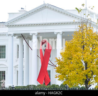 Washington, DC, USA. 1. Dezember 2016. Eine rote Schleife ist gesehen hängen auf dem nördlichen Portikus des weißen Hauses zu den Welt-AIDS-Tag in Washington, D.C., Hauptstadt der Vereinigten Staaten, 1. Dezember 2016 zu gedenken. Bildnachweis: Bao Dandan/Xinhua/Alamy Live-Nachrichten Stockfoto