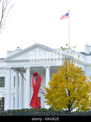 Washington, DC, USA. 1. Dezember 2016. Eine rote Schleife ist gesehen hängen auf dem nördlichen Portikus des weißen Hauses zu den Welt-AIDS-Tag in Washington, D.C., Hauptstadt der Vereinigten Staaten, 1. Dezember 2016 zu gedenken. Bildnachweis: Bao Dandan/Xinhua/Alamy Live-Nachrichten Stockfoto