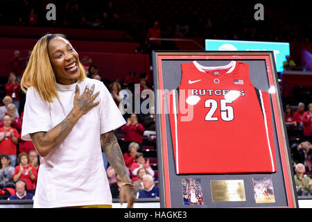 Piscataway, New Jersey, USA. 1. Dezember 2016. Ehemalige Rutgers Wache CAPPIE PONDEXTER Lächeln als Rutgers University stellt ihr eine Gedenktafel für den Ruhestand ihre College-Trikot-Nummer während der Halbzeit des Herzogs gegenüber Rutgers Frauen-Basketball-Spiel an der Rutgers Athletic Center in Piscataway, New Jersey. © Joel Plummer/ZUMA Draht/Alamy Live-Nachrichten Stockfoto