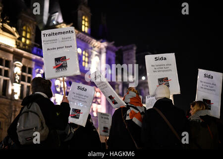 Paris. 1. Dezember 2016. Menschen halten Plakate sammeln auf dem Marktplatz des Hotel de Ville auf dem Welt-Aids-Tag in Paris, Frankreich am 1. Dezember 2016. Etwa eintausend Parisern marschierten in der Nähe von Hotel de Ville in Paris am Donnerstag, attraktiv für die Beseitigung der Diskriminierung von AIDS-Patienten. © Chen Yichen/Xinhua/Alamy Live-Nachrichten Stockfoto