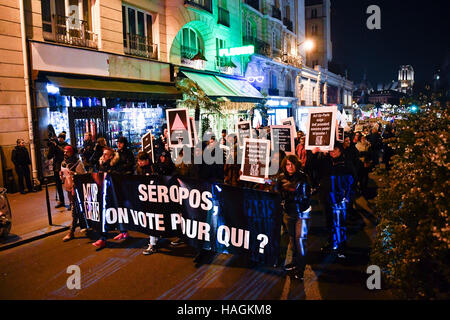 Paris. 1. Dezember 2016. Menschen marschieren in der Nähe von Hotel de Ville auf dem Welt-Aids-Tag in Paris, Frankreich am 1. Dezember 2016. Etwa eintausend Parisern marschierten in der Nähe von Hotel de Ville in Paris am Donnerstag, attraktiv für die Beseitigung der Diskriminierung von AIDS-Patienten. © Chen Yichen/Xinhua/Alamy Live-Nachrichten Stockfoto