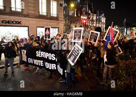 Paris. 1. Dezember 2016. Menschen marschieren in der Nähe von Hotel de Ville auf dem Welt-Aids-Tag in Paris, Frankreich am 1. Dezember 2016. Etwa eintausend Parisern marschierten in der Nähe von Hotel de Ville in Paris am Donnerstag, attraktiv für die Beseitigung der Diskriminierung von AIDS-Patienten. © Chen Yichen/Xinhua/Alamy Live-Nachrichten Stockfoto