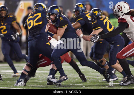 Morgantown, West Virginia, USA. 19. November 2016. West Virginia Mountaineers Quarterback SKYLER HOWARD #3 startet zum Gleichstand Quarterback während eines Spiels in Mountaineer Field in Morgantown, WV gespielt. Oklahoma schlagen WVU 56-28. © Ken Inness/ZUMA Draht/Alamy Live-Nachrichten Stockfoto