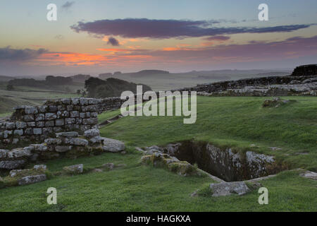 Römisches Kastell Housesteads, Hadrianswall, Northumberland - einen Wassertank nahe dem Nordtor, betrachtet im Morgengrauen Stockfoto