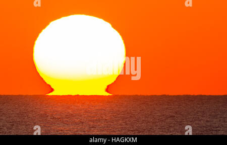 Sonnenuntergang über dem Meer. Sonnenuntergang über dem Meer. Sun Tauchen unter dem Horizont. Stockfoto