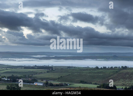 Dawn Nebel über das South Tyne-Tal, gesehen von Winshields Klippen, Hadrianswall, Northumberland, England Stockfoto