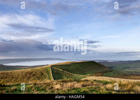 Winshields Klippen, Hadrianswall, Northumberland, England, mit weit entfernten Dawn Nebel über Haltwhistle und das South Tyne-Tal Stockfoto