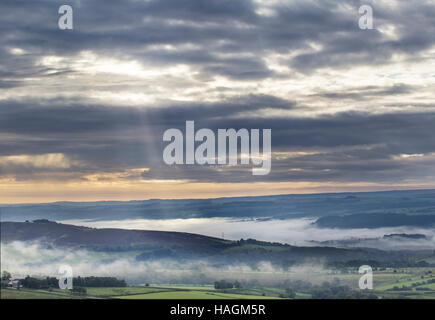 Dawn Nebel über das South Tyne-Tal, gesehen von Winshields Klippen, Hadrianswall, Northumberland, England Stockfoto