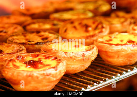 Traditionelle portugiesische Ei herb pastöse Kuchen Dessert Pasteis de Nata im Ofen Stockfoto