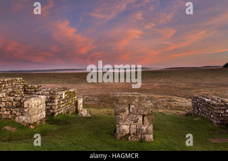 Römisches Kastell Housesteads, bleibt das Nordtor gesehen in der Morgendämmerung mit tiefliegenden Nebel im Hintergrund Stockfoto