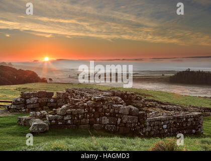 Römisches Kastell Housesteads, bleibt das Osttor, Südturm gesehen in der Morgendämmerung mit tiefliegenden Nebel im Hintergrund Stockfoto