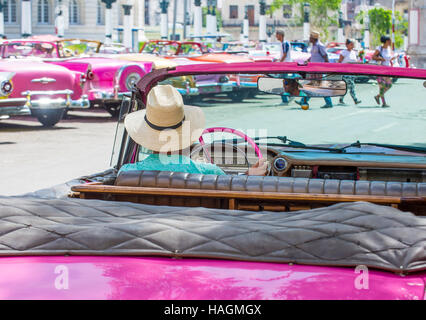 Alte amerikanische Oldtimer auf einer der Straßen von Havanna Kuba. In Kuba gibt es fast 60.000 amerikanische Oldtimer Stockfoto