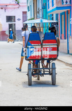 Eine kubanische Rikscha-Fahrer in Alt-Havanna-Straße. Rikscha sind eine beliebte Art der Verkehrsmittel in Kuba Stockfoto