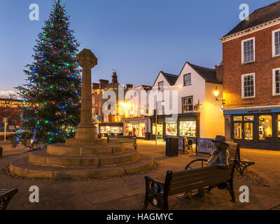 Markt Kreuz und Weihnachtsbaum auf dem Marktplatz bei Knaresborough North Yorkshire England Stockfoto