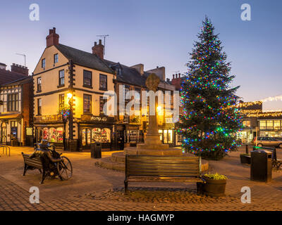 Marktplatz in der Abenddämmerung an Weihnachten Knaresborough North Yorkshire England Stockfoto