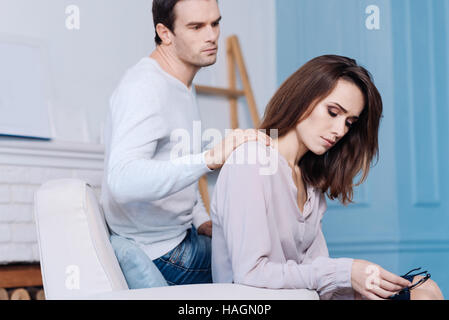 Angenehm beruhigend seine düsteren Frau Mann Stockfoto