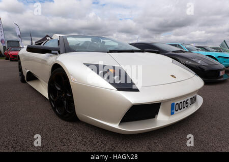 Dreiviertelansicht von einem weißen Lamborghini Murciélago auf dem Display in der Lamborghini Club UK-Zone bei der Silverstone Classic 2016 Stockfoto