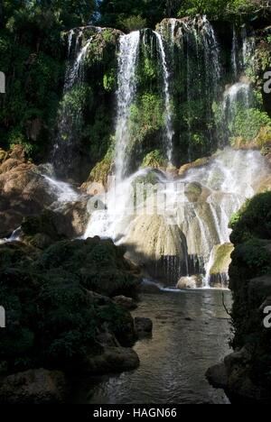 Wasserfälle im El Nicho Bereich der Sierra del Escambray, Kuba. Wege führen durch den Parque Natural Topes de Collantes. Stockfoto