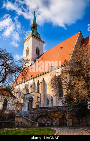 Gotische Martinsdom auf Rudnay Platz in Bratislava, Slowakei. Ost-Europa. Späten sonnigen Herbsttag. Stockfoto