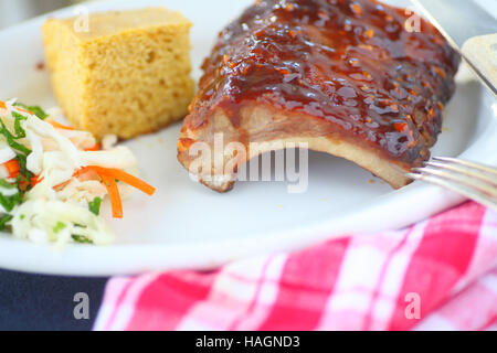 Zarte Schweinerippchen mit einer Sauce aus Honig, Knoblauch und Hoisin-Sauce gekocht Stockfoto