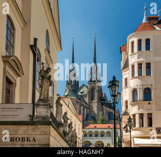 Kathedrale St. Peter und Paul, Statuen am Heiligen-Kreuz-Kirche auf Kapucinske Namesti in Brünn, Mähren, Tschechien Stockfoto